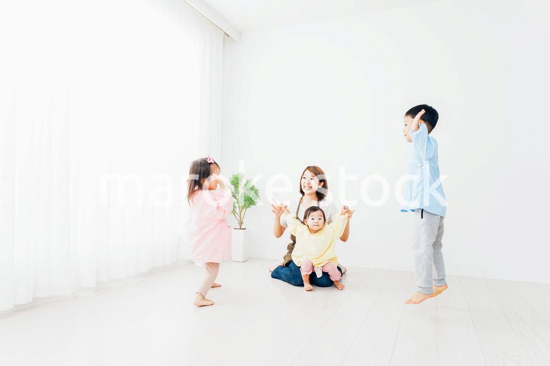 幼稚園で遊ぶ子どもたちと保育士