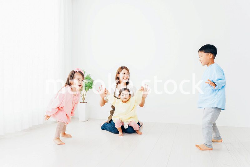 幼稚園で遊ぶ子どもたちと保育士