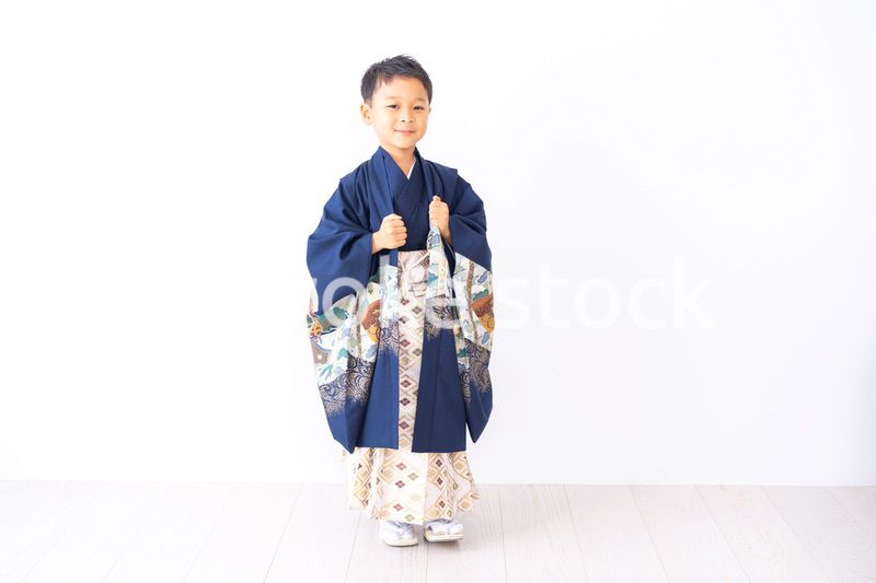 七五三の衣装を着た男の子