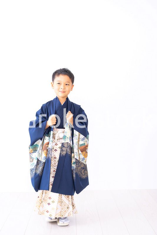 七五三の衣装を着た男の子