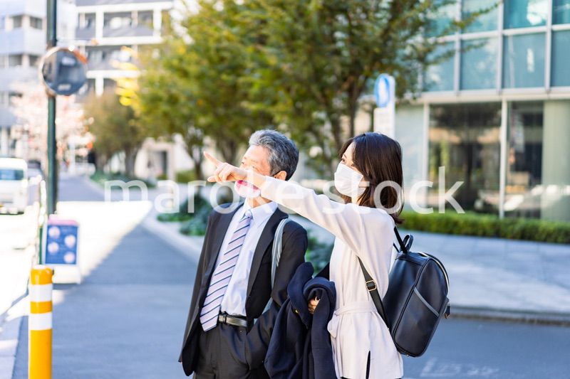 外回り営業をする上司と部下