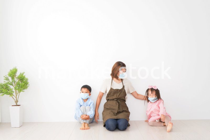 ソーシャルディスタンスを確保する保育士と子ども