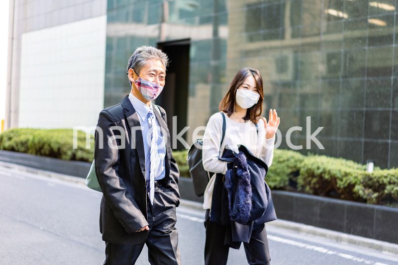 外回り営業をする上司と部下