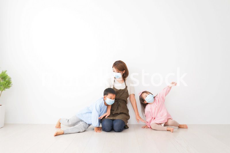 ソーシャルディスタンスを確保する保育士と子ども