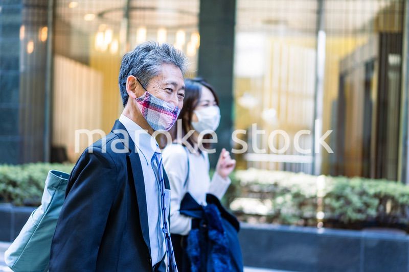 外回り営業をする上司と部下