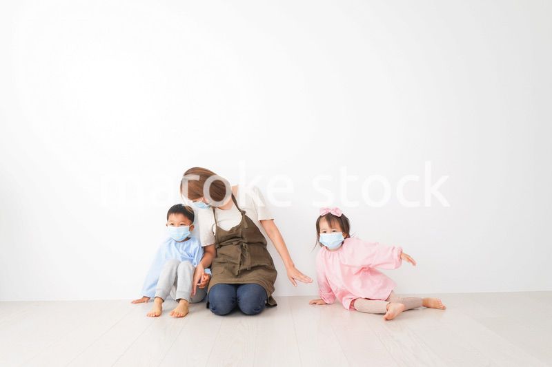 ソーシャルディスタンスを確保する保育士と子ども