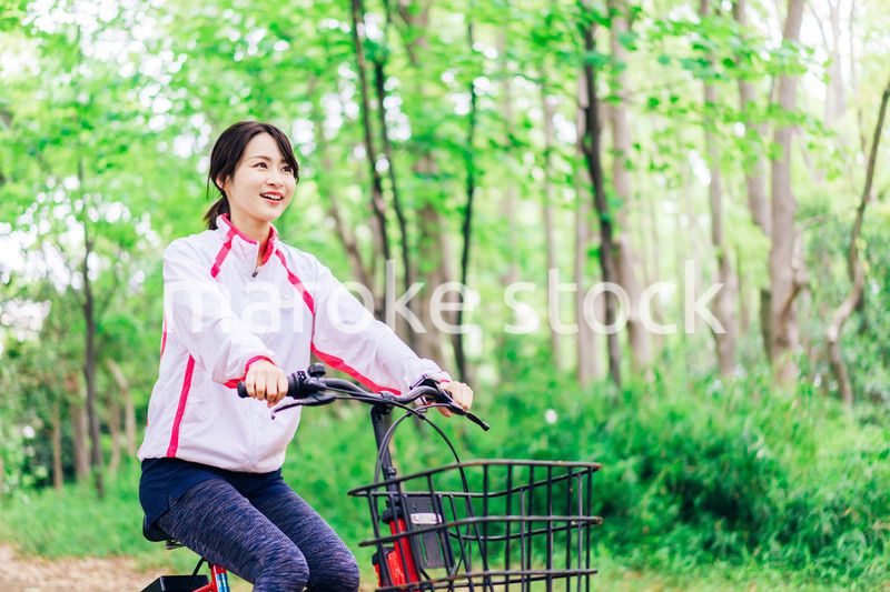 自然の中でサイクリングを楽しむ若い女性