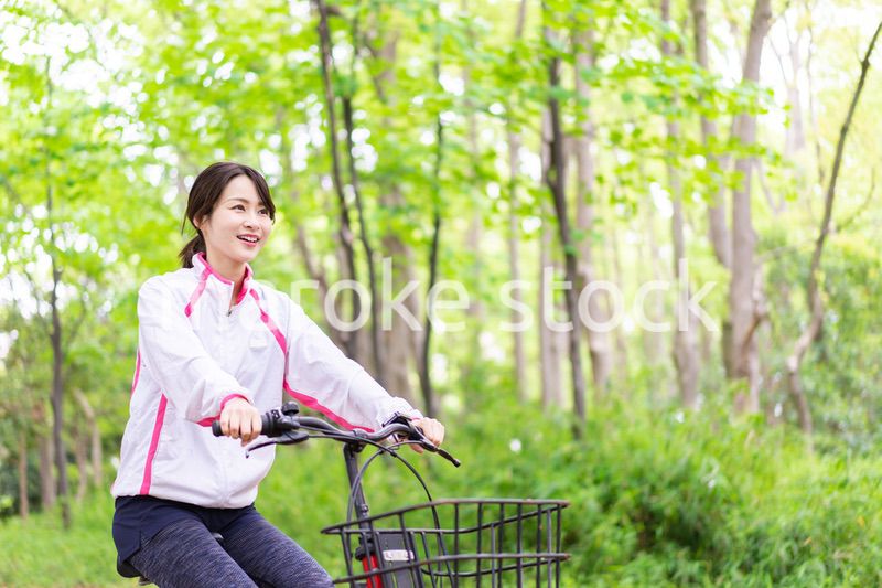 自然の中でサイクリングを楽しむ若い女性