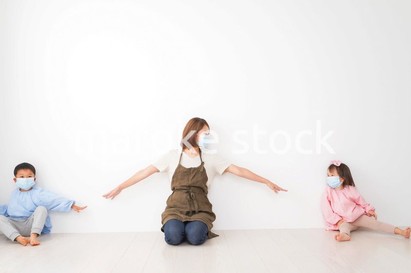 ソーシャルディスタンスを確保する保育士と子ども