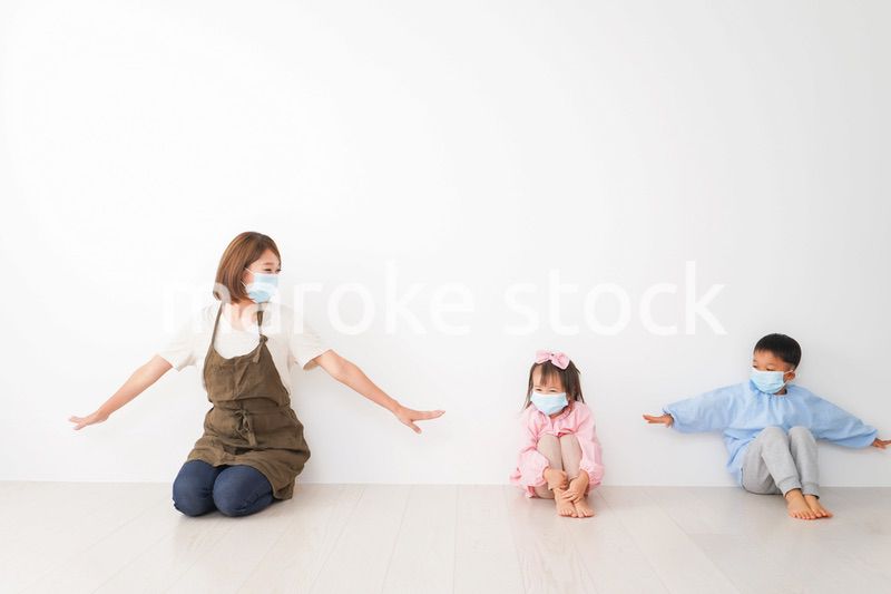 ソーシャルディスタンスを確保する保育士と子ども