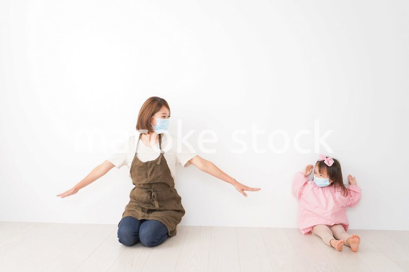 ソーシャルディスタンスを確保する保育士と子ども