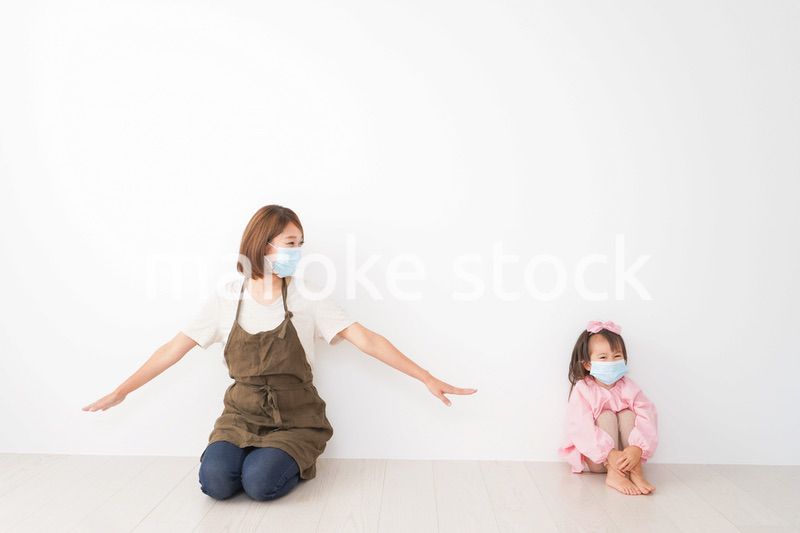 ソーシャルディスタンスを確保する保育士と子ども