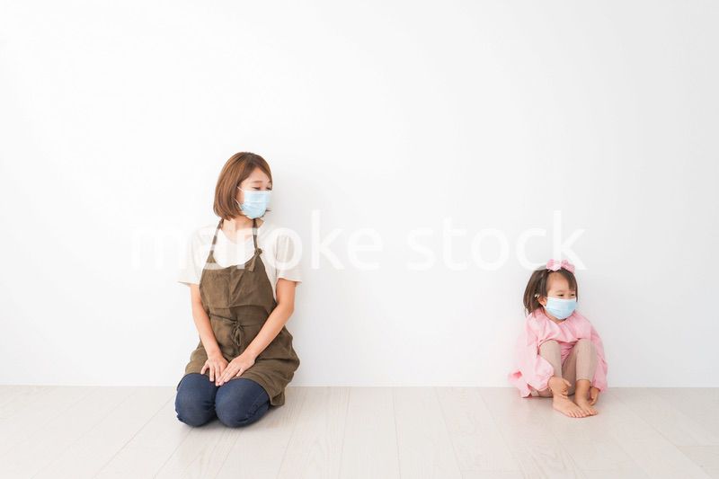 ソーシャルディスタンスを確保する保育士と子ども