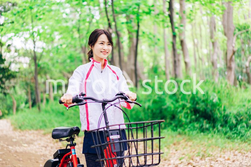 自然の中でサイクリングを楽しむ若い女性