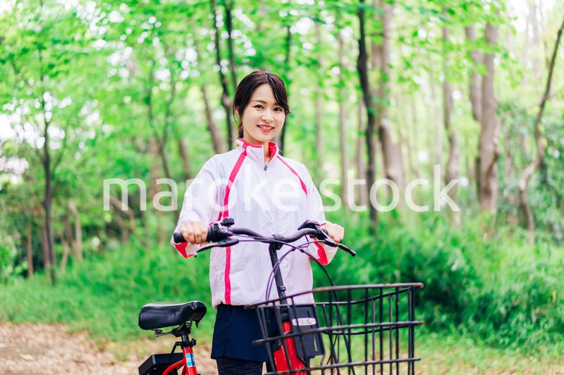 自然の中でサイクリングを楽しむ若い女性