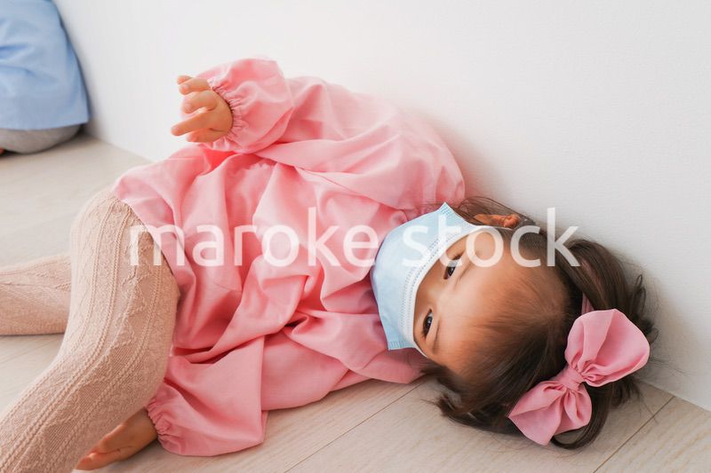 マスクをして倒れる幼稚園児