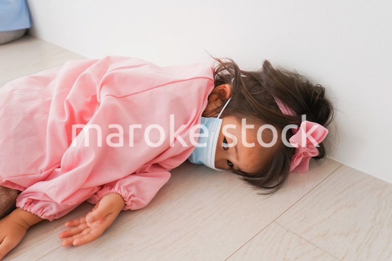 マスクをして倒れる幼稚園児