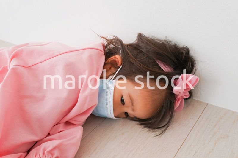 マスクをして倒れる幼稚園児