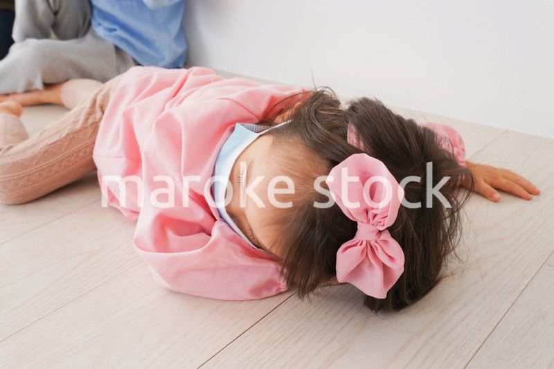 マスクをして倒れる幼稚園児