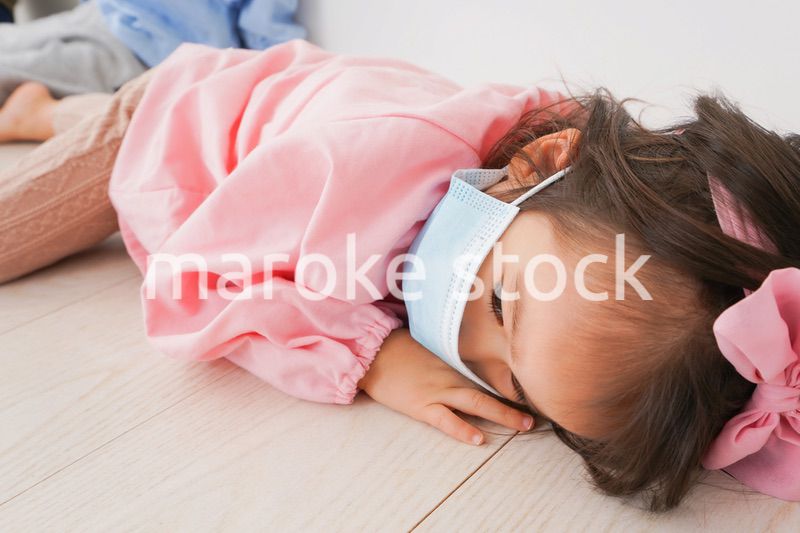 マスクをして倒れる幼稚園児
