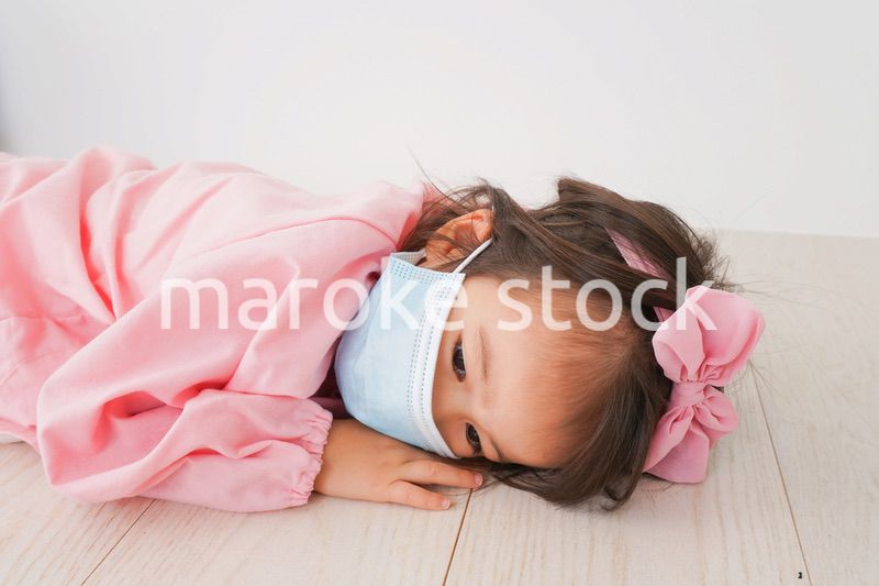 マスクをして倒れる幼稚園児