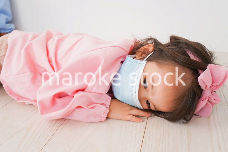 マスクをして倒れる幼稚園児