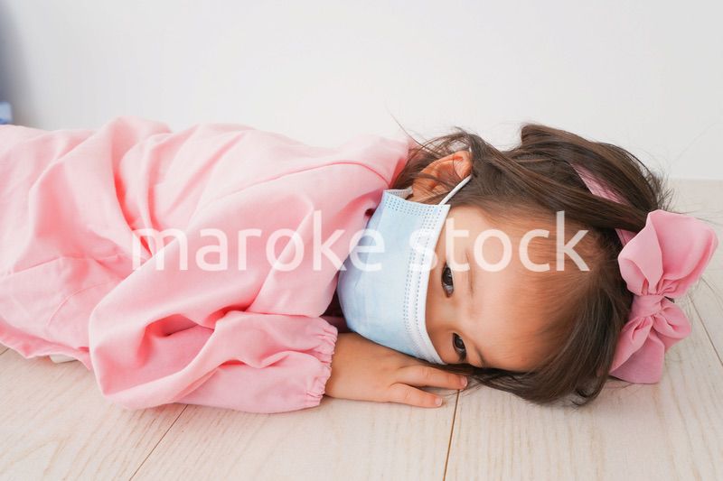 マスクをして倒れる幼稚園児