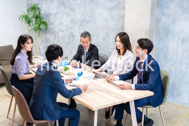 オフィスで会議をするビジネスパーソン