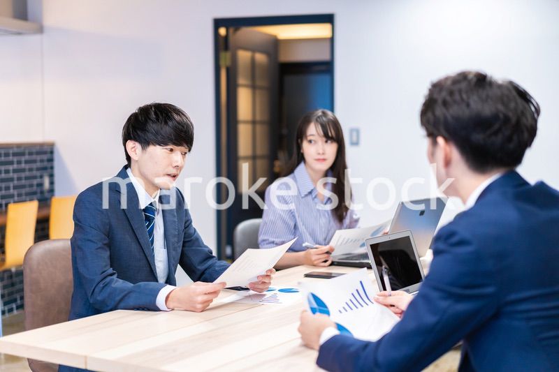 オフィスでディスカッションをするビジネスパーソン