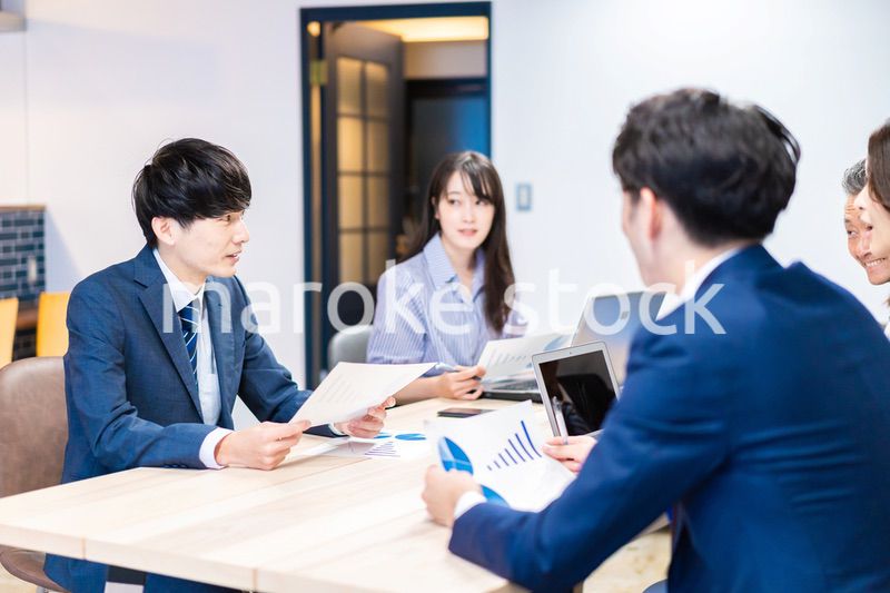オフィスで会議をするビジネスパーソン
