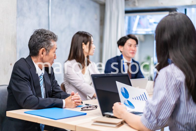 オフィスでディスカッションをするビジネスパーソン