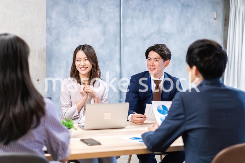 オフィスでディスカッションをするビジネスパーソン