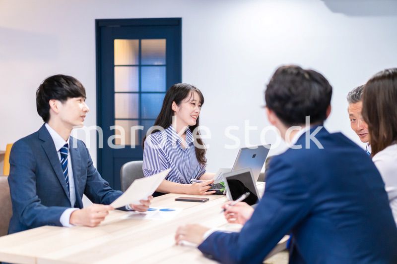 オフィスでディスカッションをするビジネスパーソン