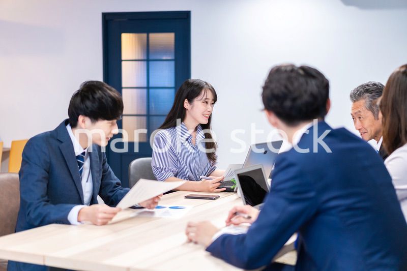 オフィスでディスカッションをするビジネスパーソン