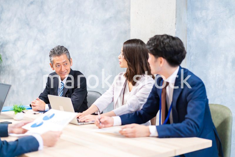 オフィスで会議をするビジネスパーソン