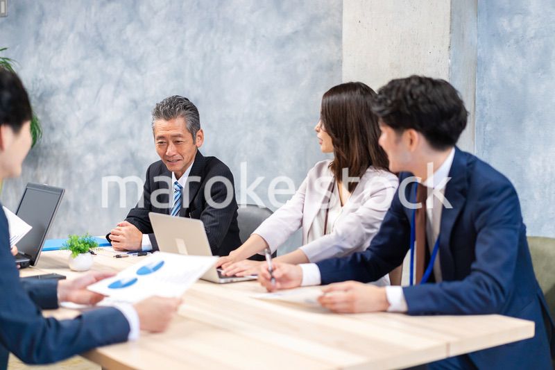オフィスで会議をするビジネスパーソン