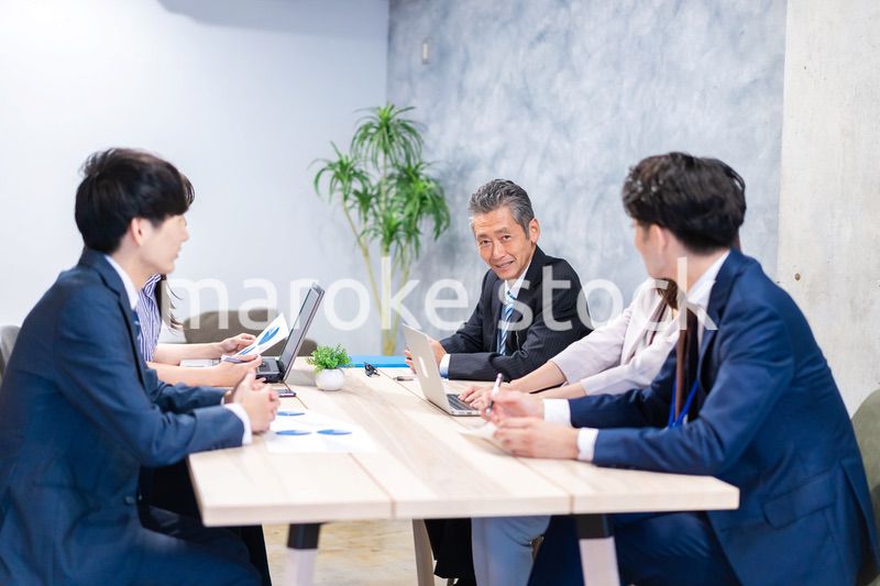 オフィスでディスカッションをするビジネスパーソン