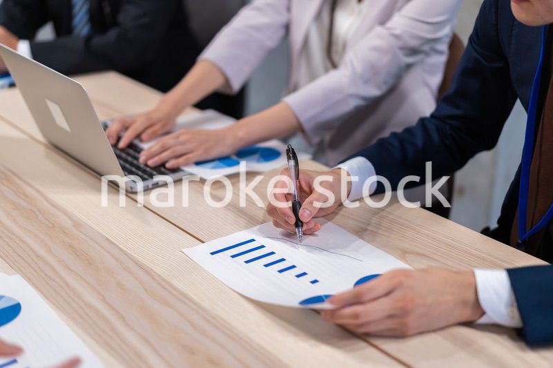 オフィスでディスカッションをするビジネスパーソン