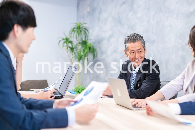 オフィスでディスカッションをするビジネスパーソン