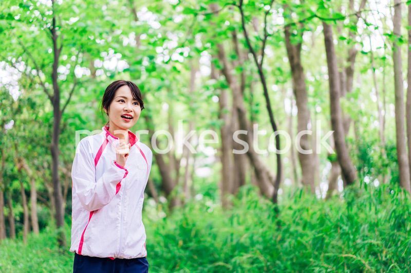 スポーツウェアを着てランニングをする若い女性