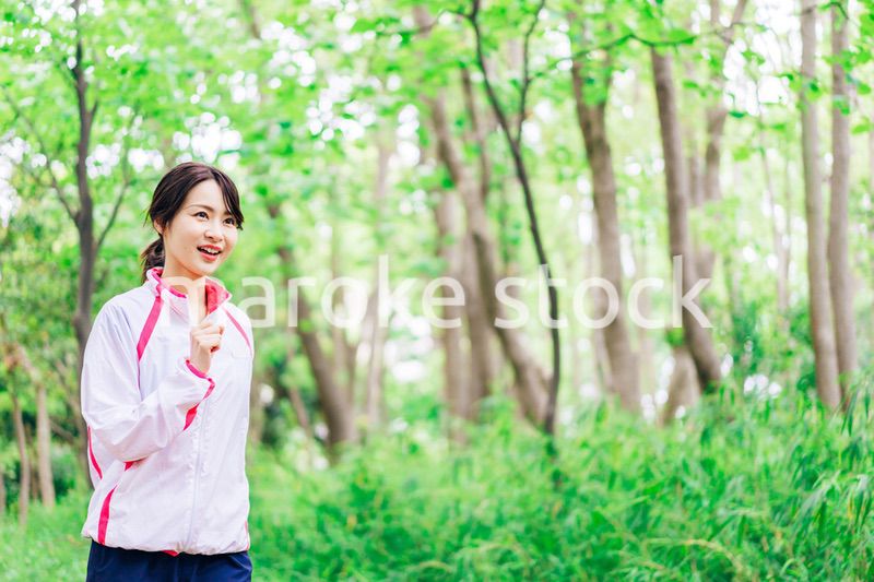 スポーツウェアを着てランニングをする若い女性