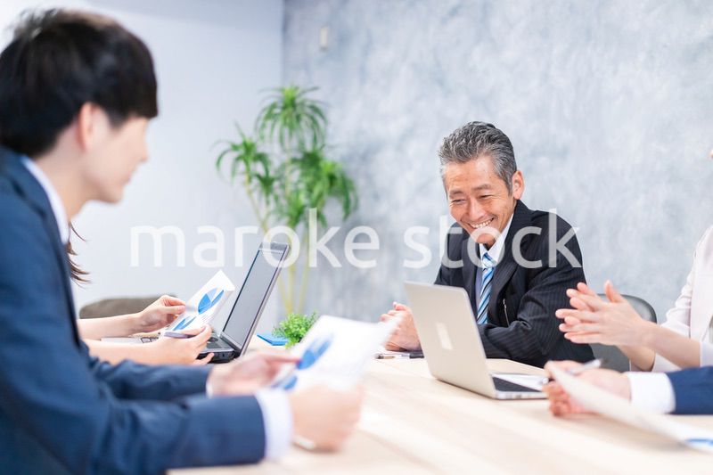 オフィスでディスカッションをするビジネスパーソン