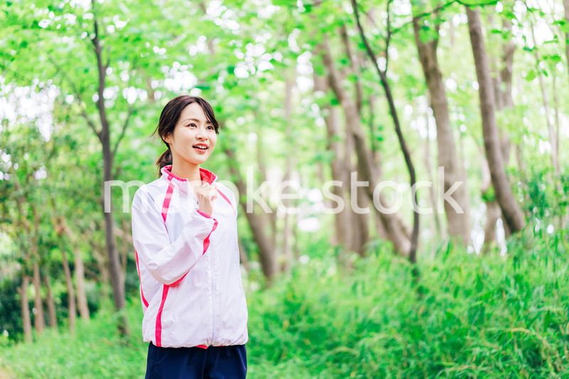 スポーツウェアを着てランニングをする若い女性