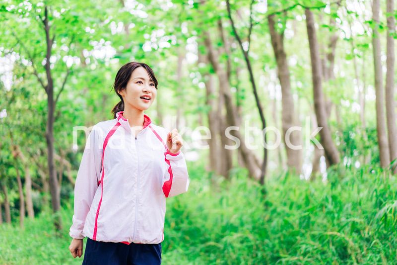 スポーツウェアを着てランニングをする若い女性