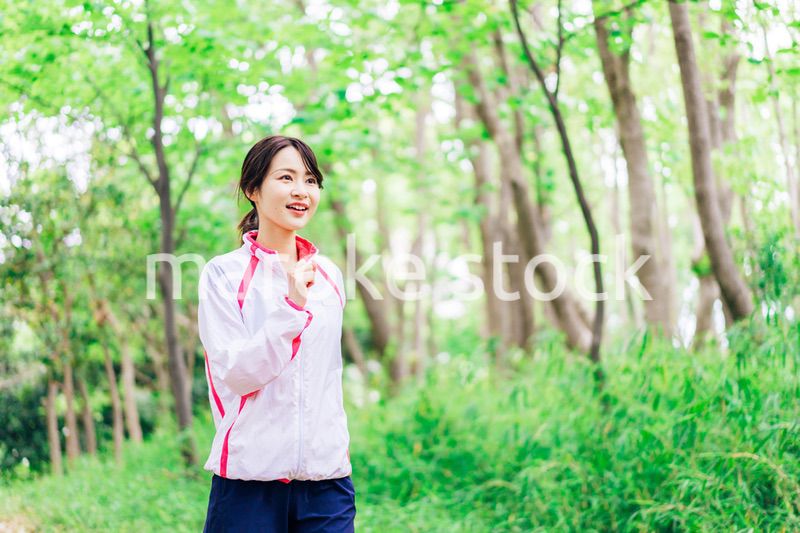 スポーツウェアを着てランニングをする若い女性