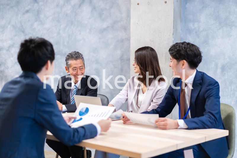 オフィスでディスカッションをするビジネスパーソン