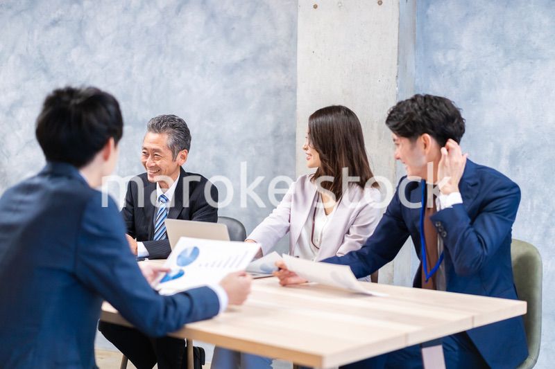 オフィスでディスカッションをするビジネスパーソン
