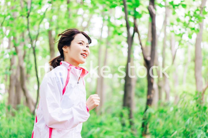 スポーツウェアを着てランニングをする若い女性