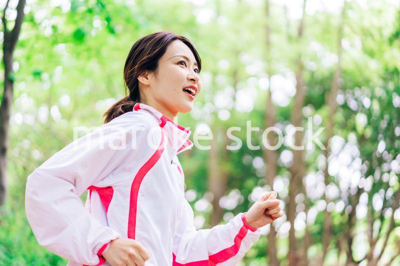 スポーツウェアを着てランニングをする若い女性