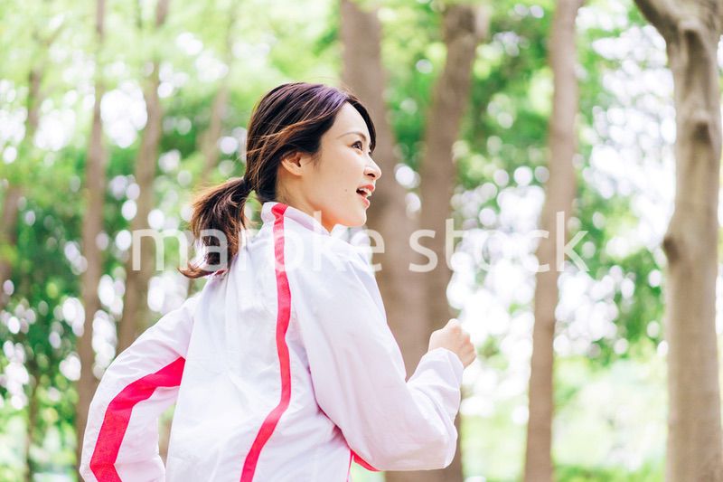 スポーツウェアを着てランニングをする若い女性